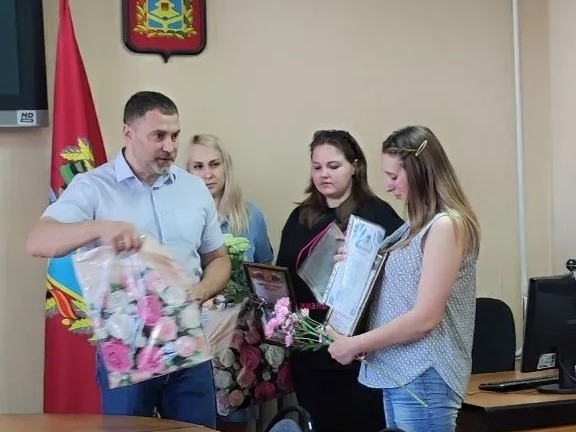 22 мая, в рамках Международного Дня семьи, в администрации Навлинского района прошла торжественная церемония вручения сертификатов на областной материнский капитал многодетным семьям..
